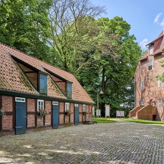 Außenansicht der Burg zu Hagen mit Nebengebäuden. 