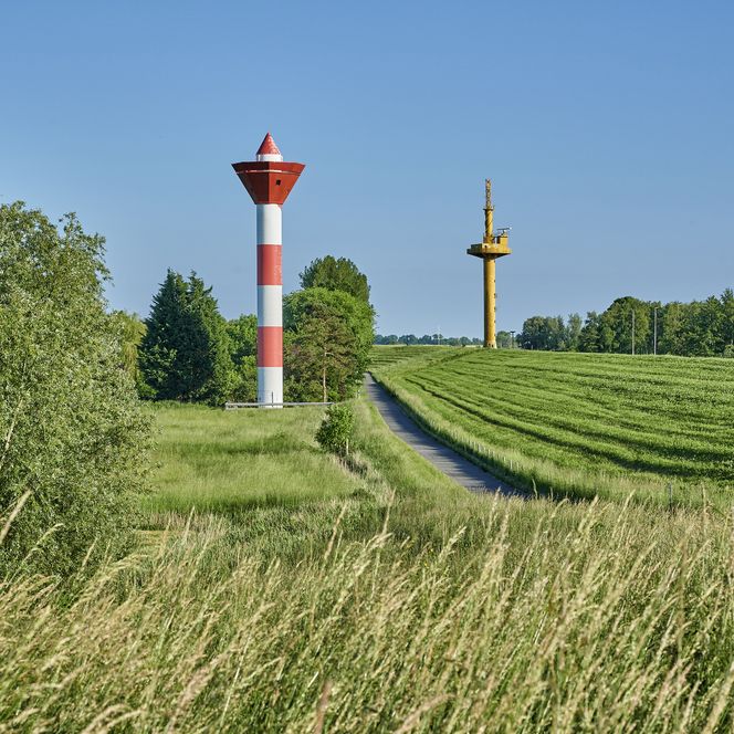 Blick auf den geteerten Radweg und den Radarturm in Sandstedt.